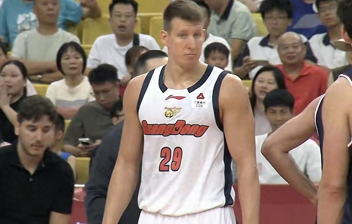 满分首秀！宏远新援16分钟炸裂数据，却暴露球队致命硬伤